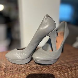 Vince Camuto grey leather Saxon zipper platform pumps size 9.5